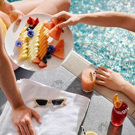 Sheraton Melbourne Hotel Buitenkant foto Poolside service