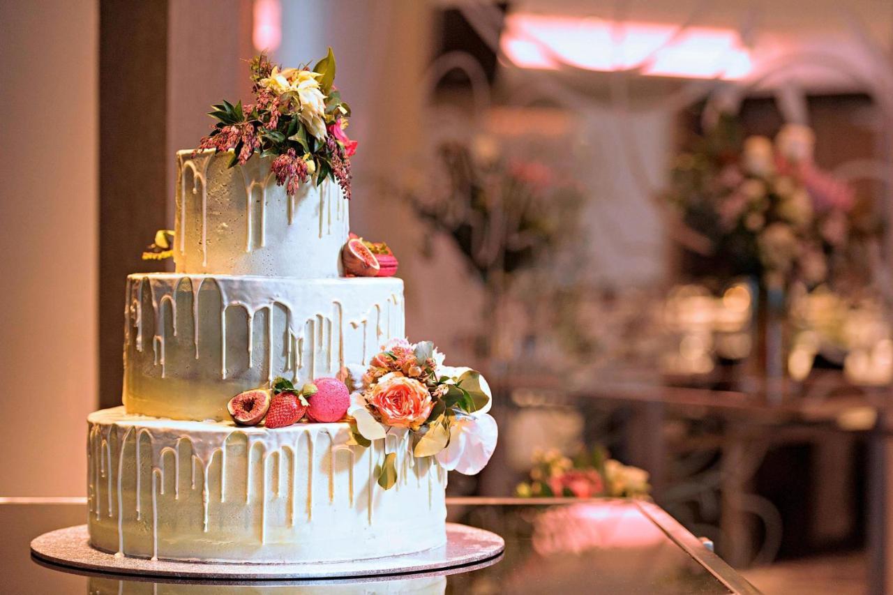Sheraton Melbourne Hotel Buitenkant foto A wedding cake