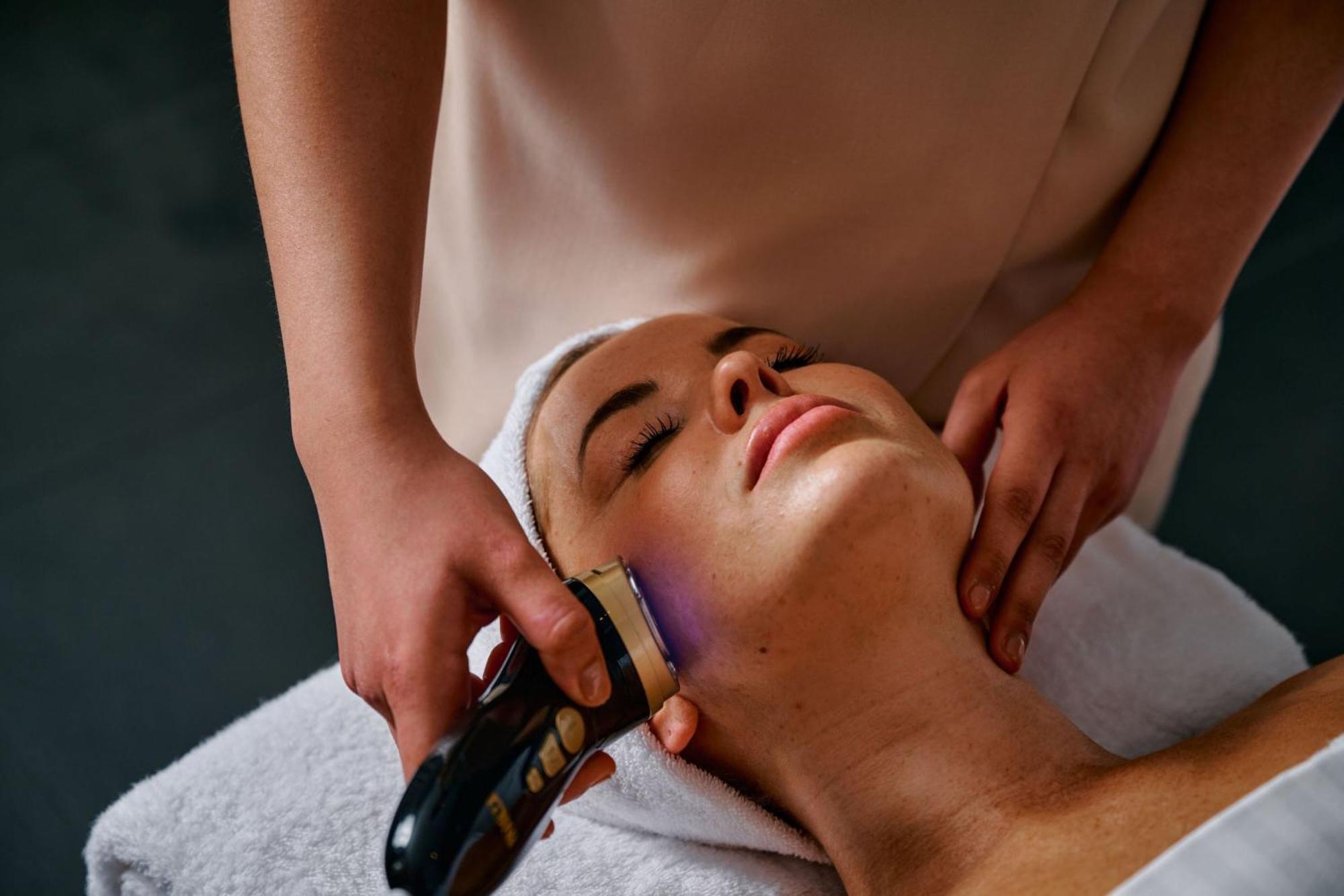 Sheraton Melbourne Hotel Buitenkant foto A woman receiving a facial treatment