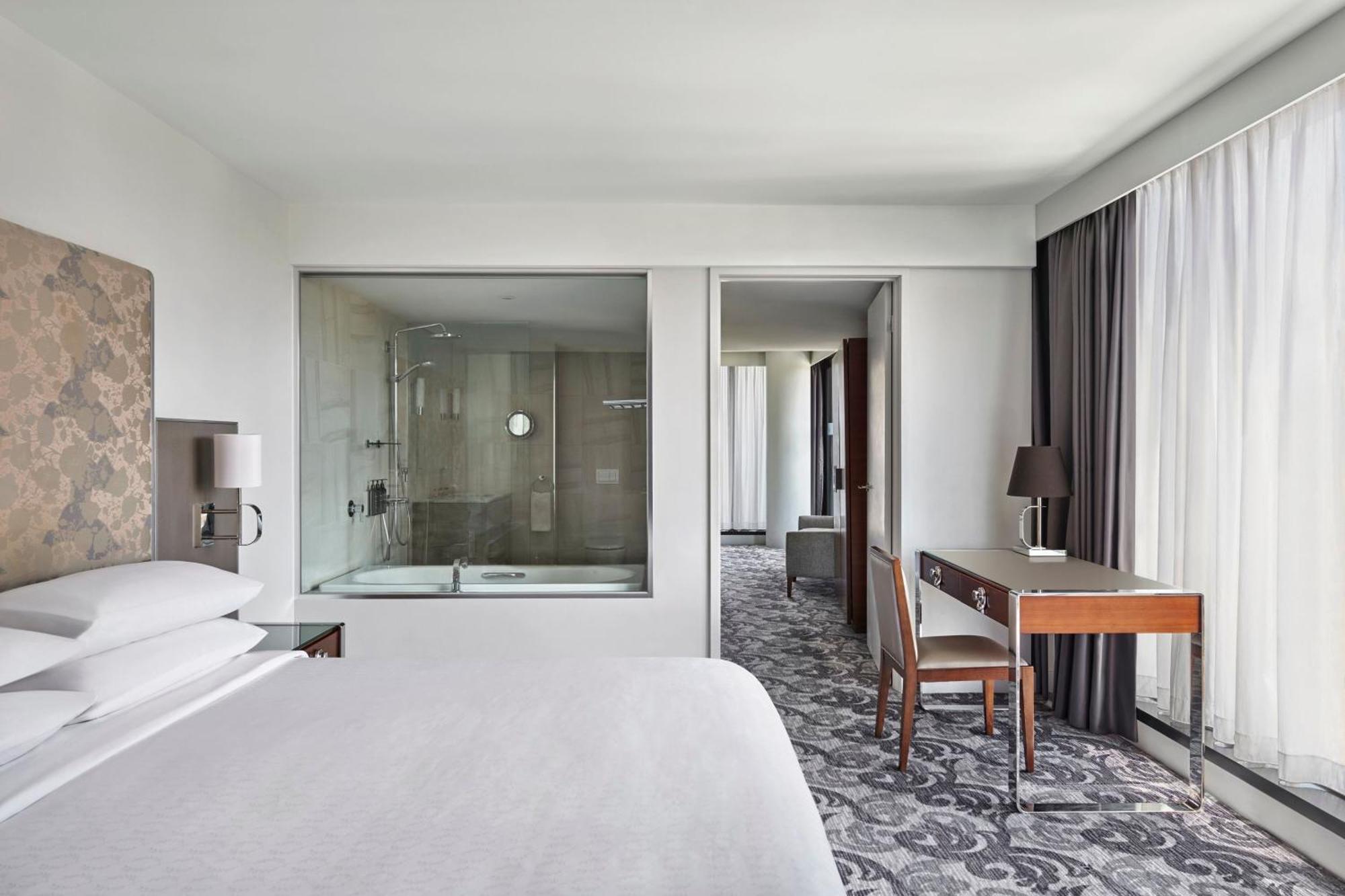 Sheraton Melbourne Hotel Buitenkant foto A guest room at the hotel
