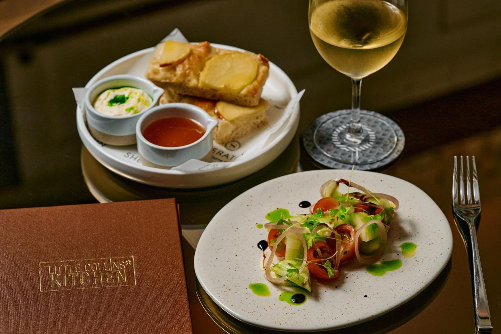 Sheraton Melbourne Hotel Buitenkant foto A meal at Elements