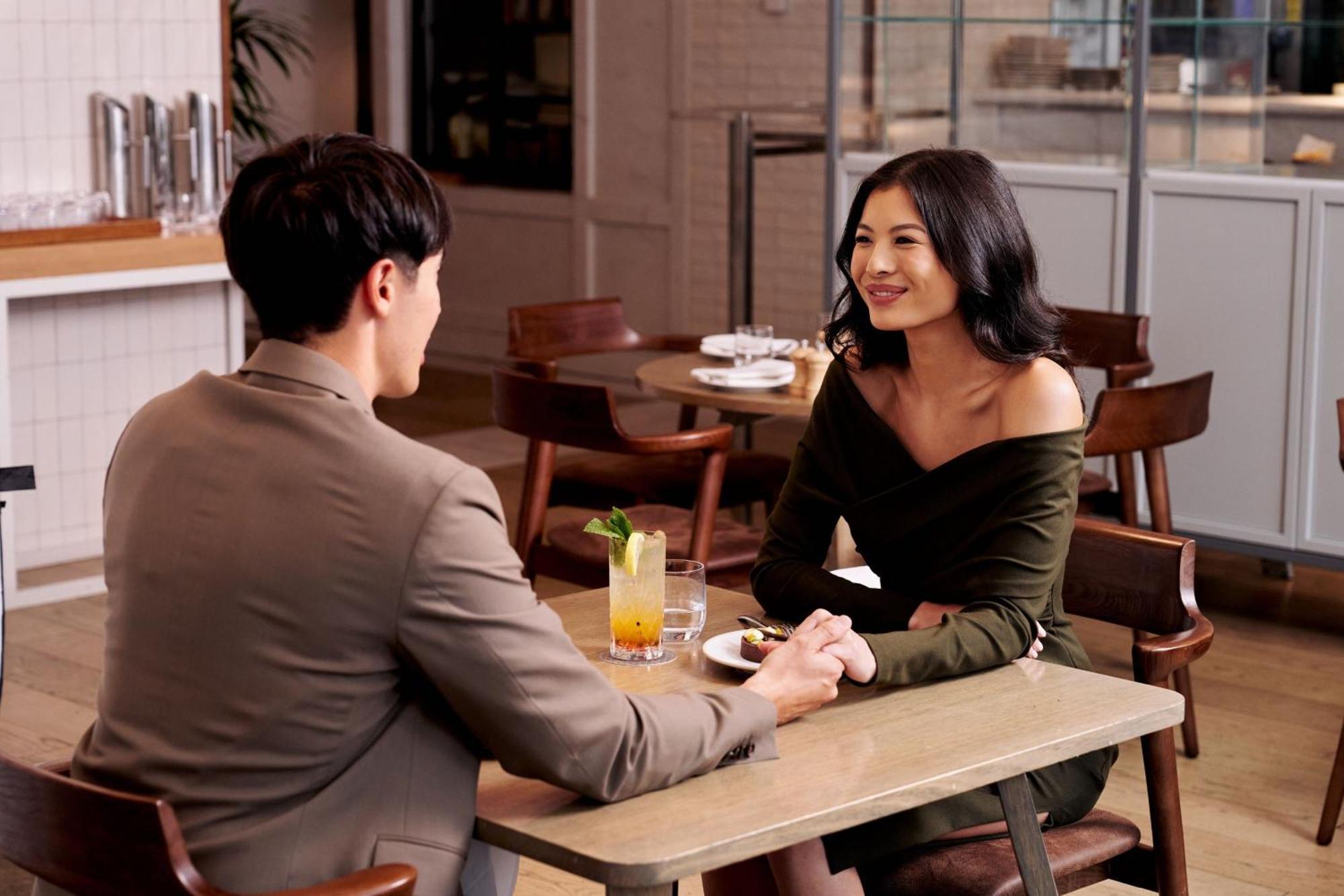 Sheraton Melbourne Hotel Buitenkant foto A couple on a date