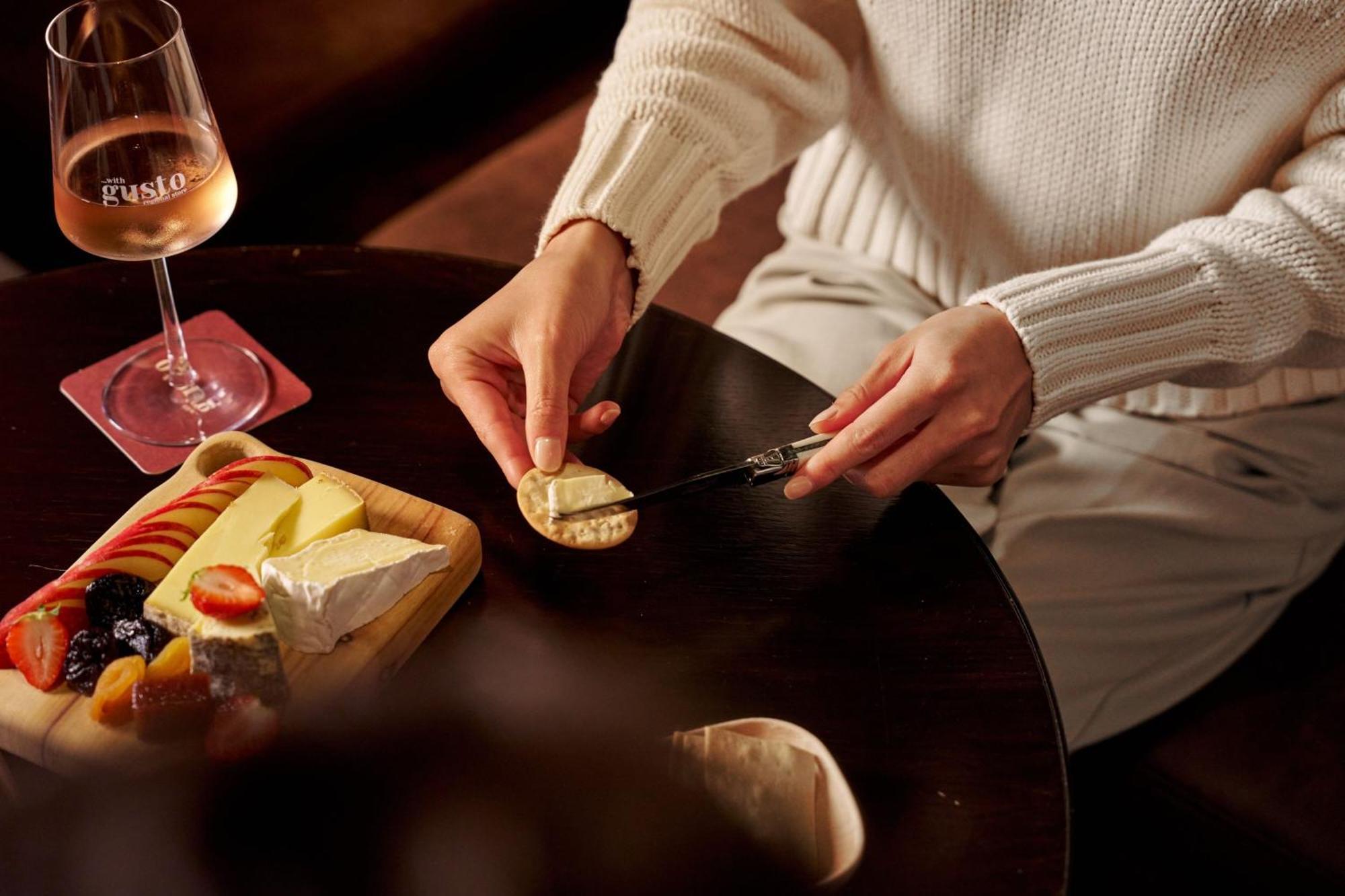 Sheraton Melbourne Hotel Buitenkant foto A woman spreading butter on a cracker