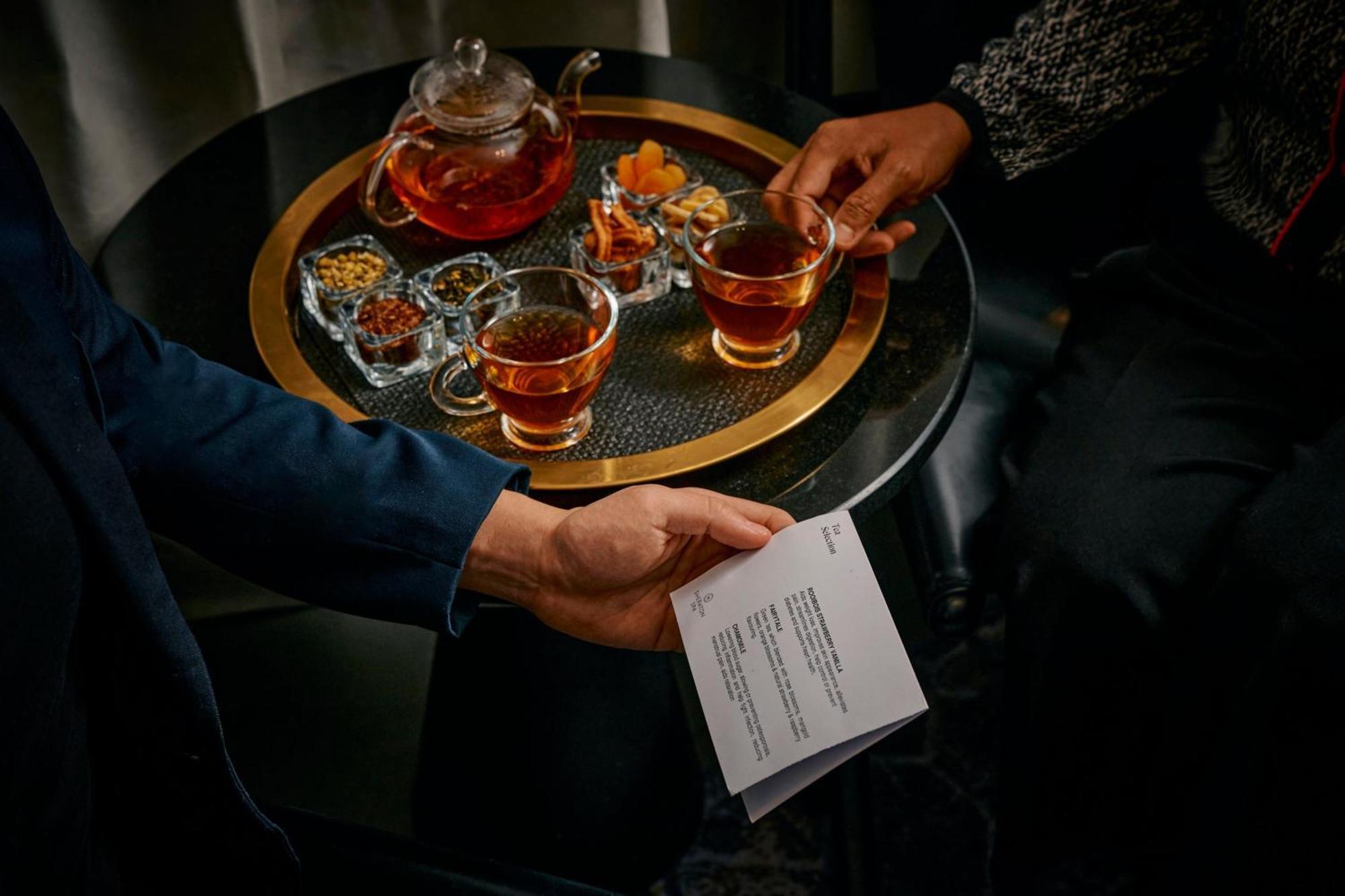 Sheraton Melbourne Hotel Buitenkant foto A bartender serving drinks