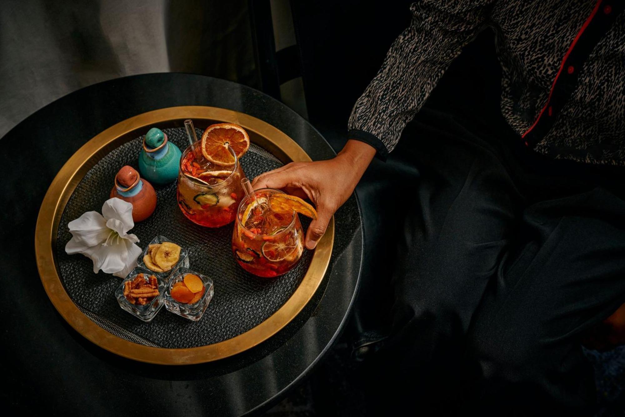 Sheraton Melbourne Hotel Buitenkant foto A tray of cocktails