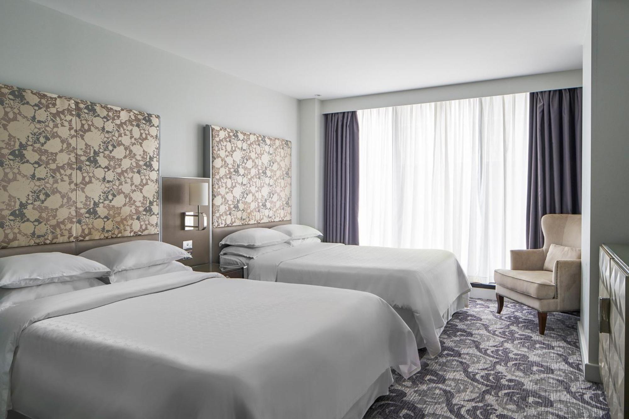 Sheraton Melbourne Hotel Buitenkant foto A guest room at the hotel