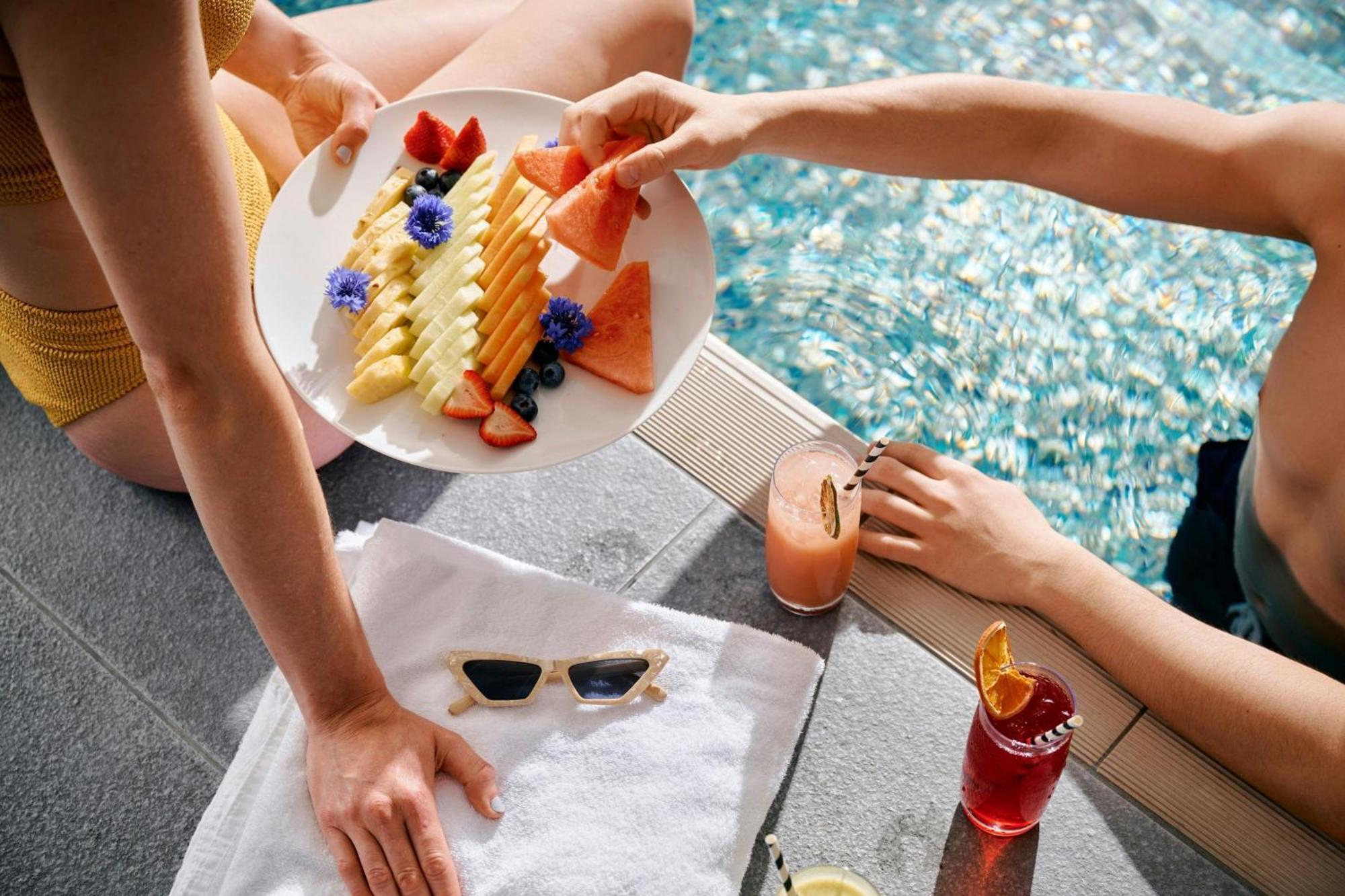 Sheraton Melbourne Hotel Buitenkant foto Poolside service