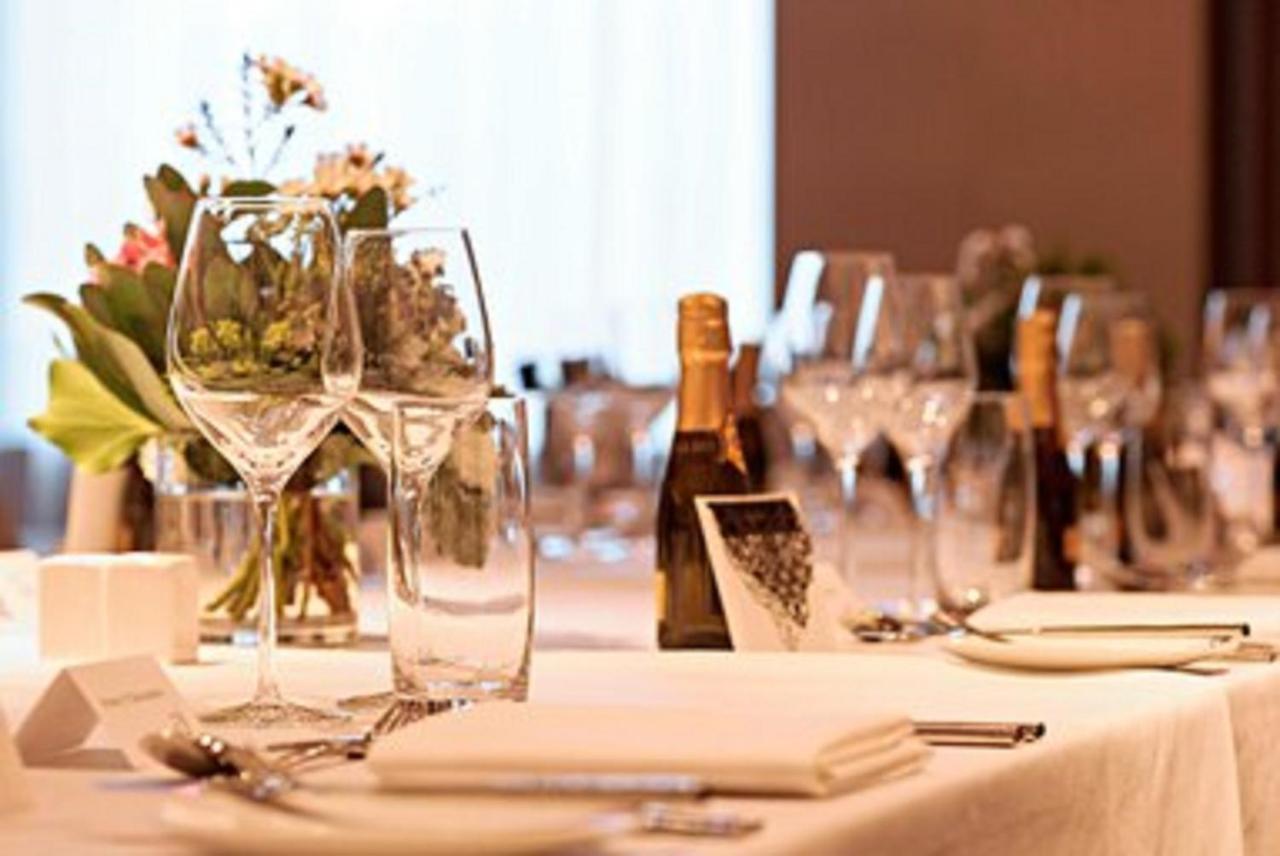 Sheraton Melbourne Hotel Buitenkant foto Wine bottles and glasses